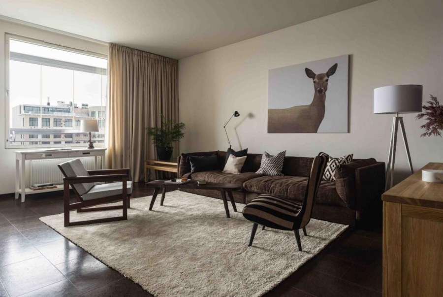 Коричневый диван в скандинавском интерьере