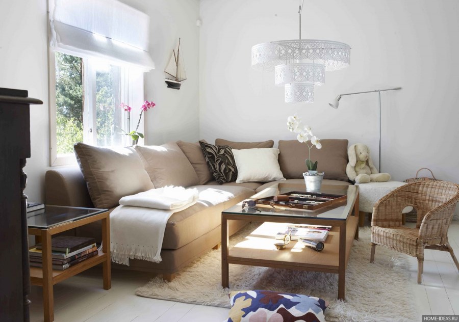 Коричневый диван в скандинавском стиле