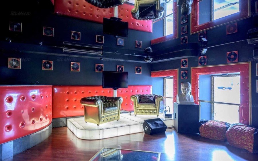 Разноцветная мебель в интерьере