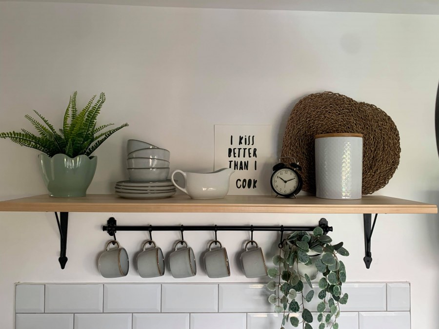 Белая гостиная в скандинавском стиле в доме