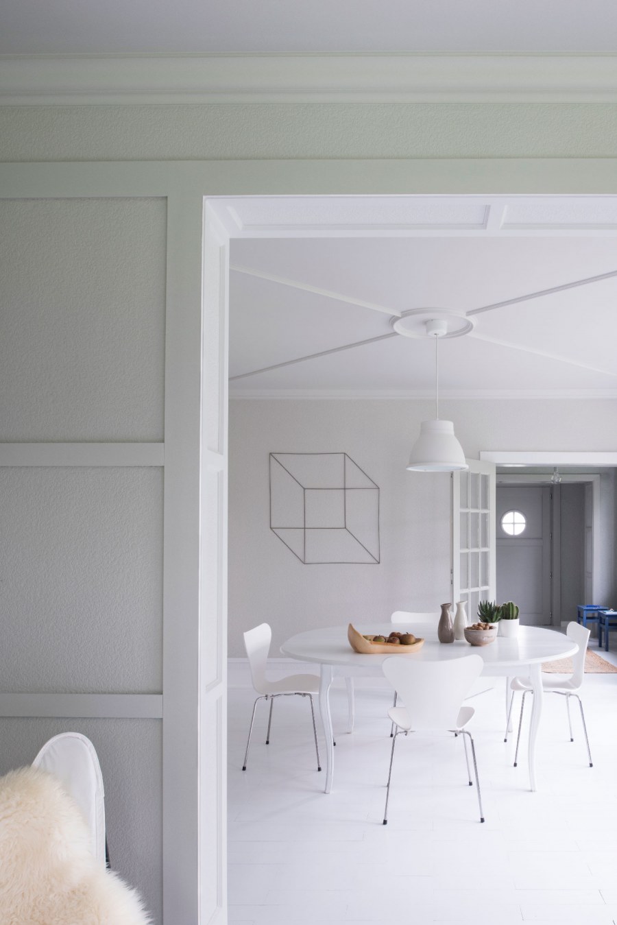 Темные двери в скандинавском интерьере