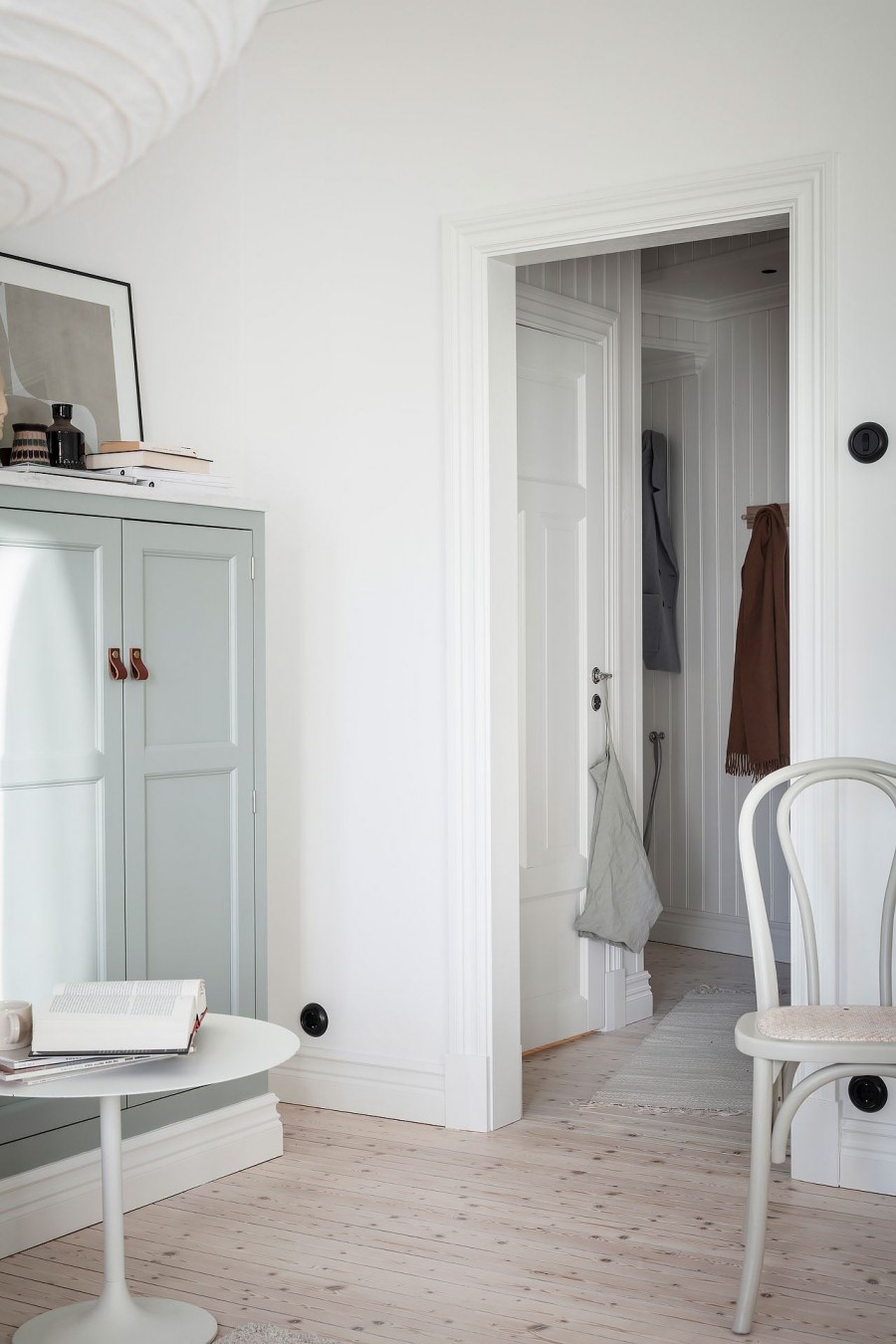 Круглый стол в скандинавском стиле