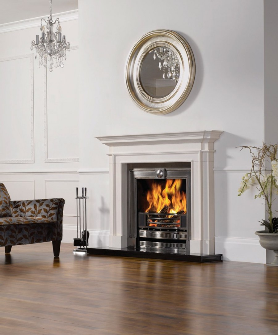 Гостиная в колониальном стиле с камином