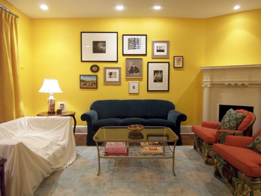 Гостиная с желтыми стенами