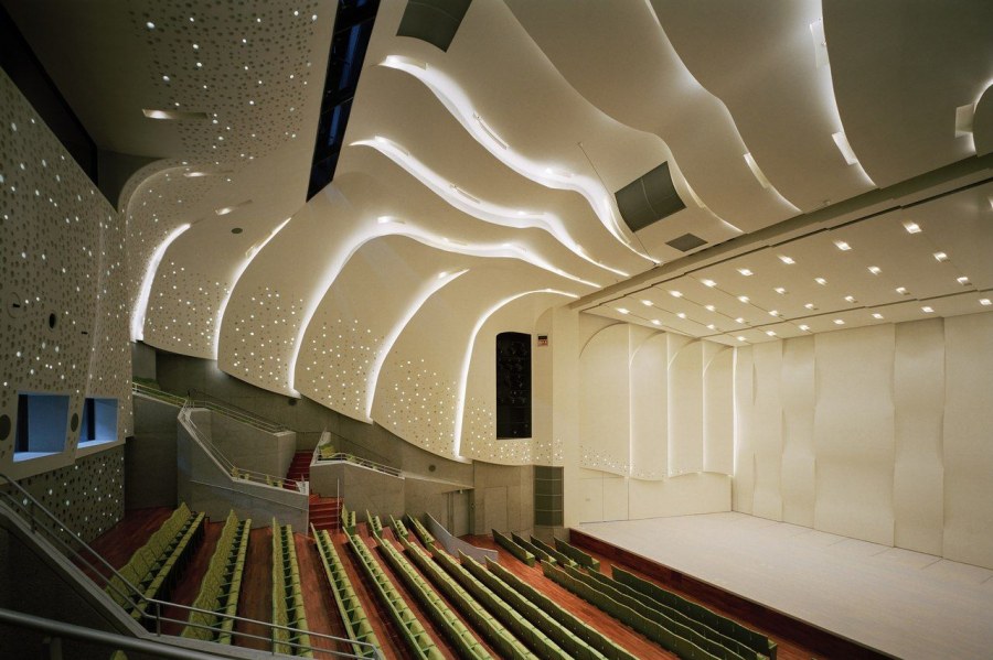 Культурный центр от Chiaki Arai Urban and Architecture Design.