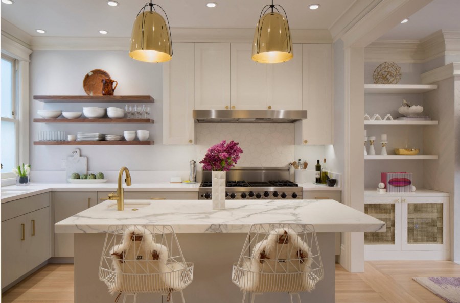 Современные угловые кухни с телевизором