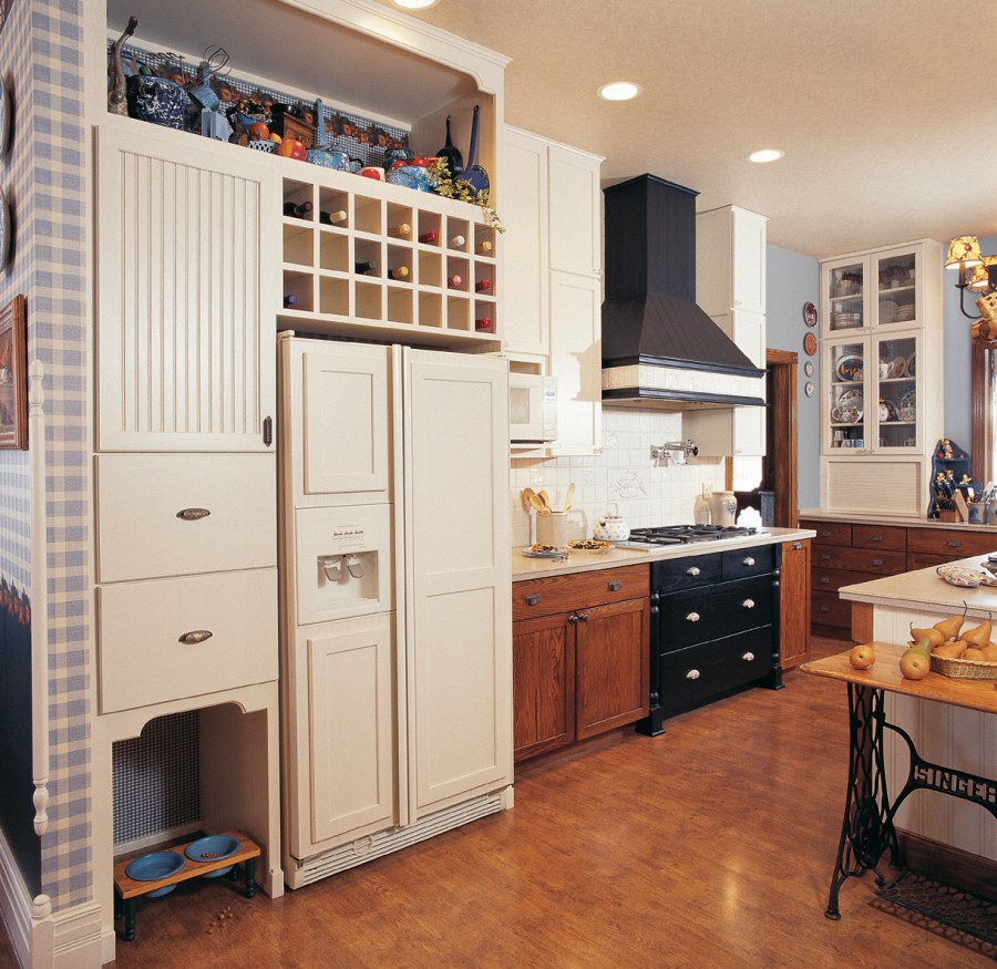 Холодильник в интерьере классической кухни