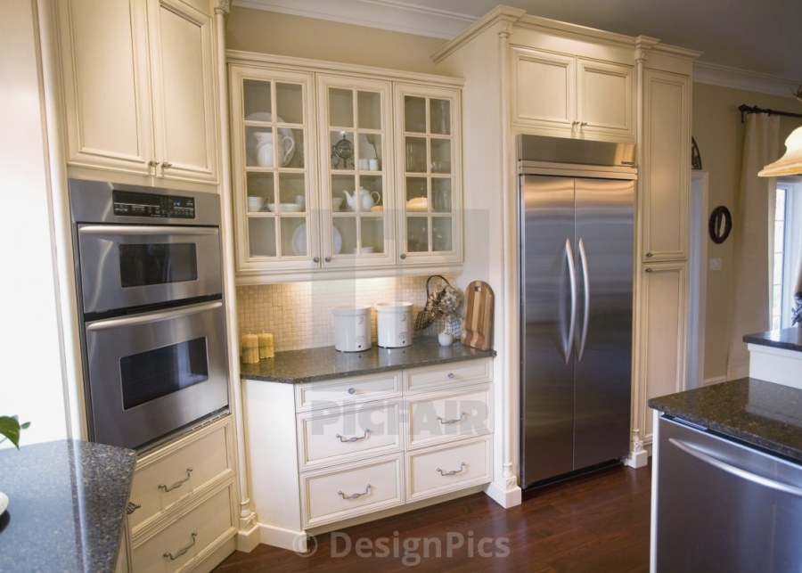 Встроенный двухдверный холодильник на классической кухне