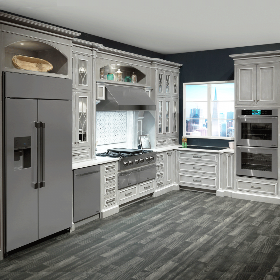 Кухня классика с серым холодильником