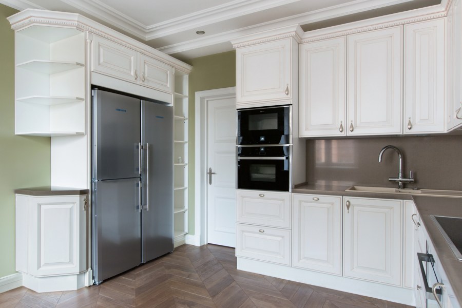 Классическая кухня с белой техникой