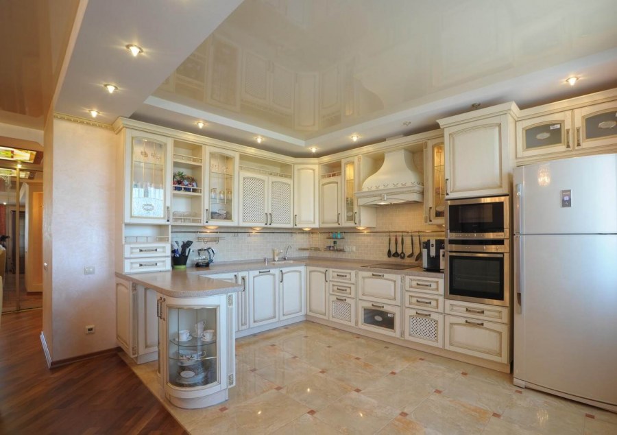 Холодильник в классической кухне