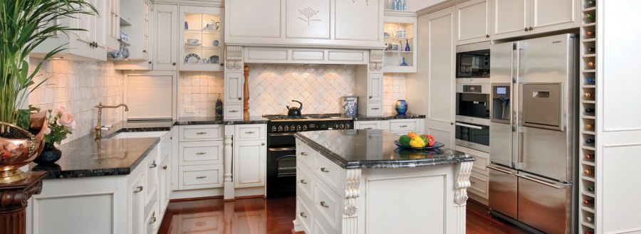 Белая кухня с американским холодильником