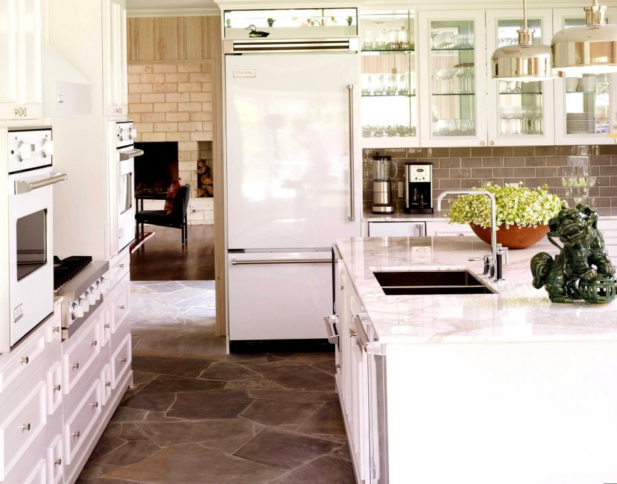 Холодильник в современном интерьере кухни