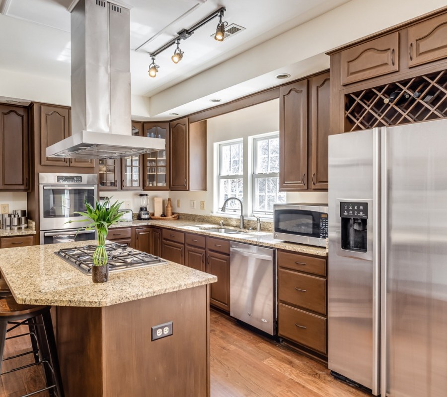 Холодильник посреди кухни