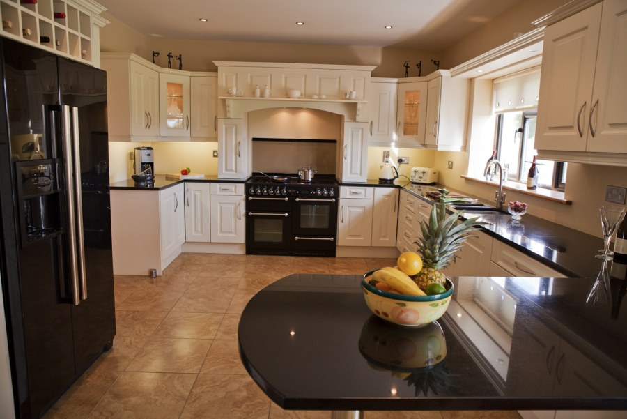 Холодильник в интерьере классической кухни