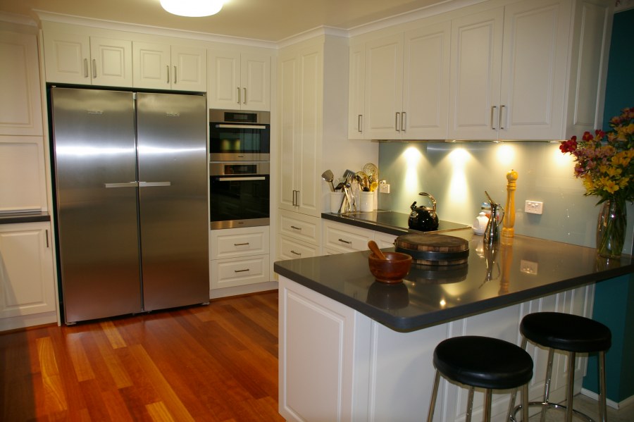 Кухня-гостиная с большим холодильником