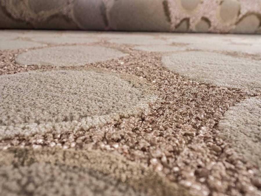 Яркий ковер в интерьере