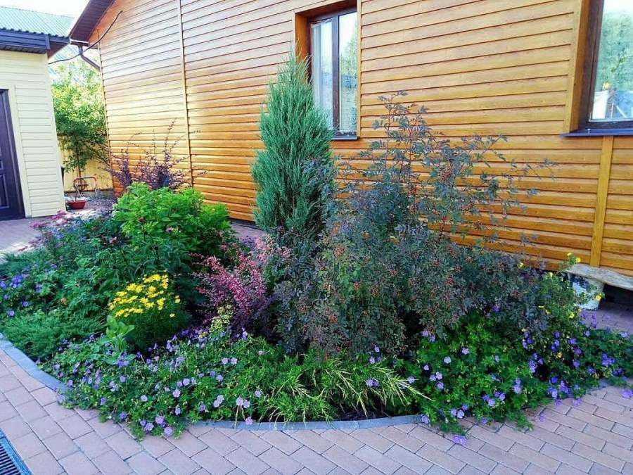 Угловая клумба у дома