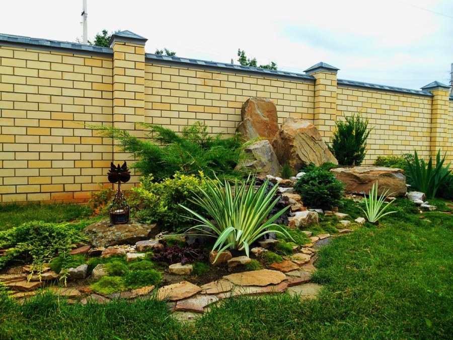 Альпинарий вдоль забора