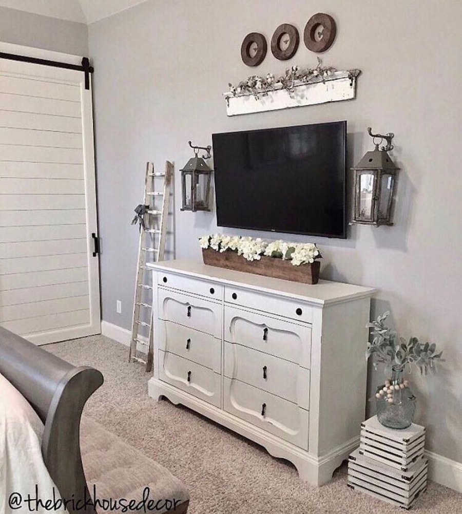 Телевизор над комодом