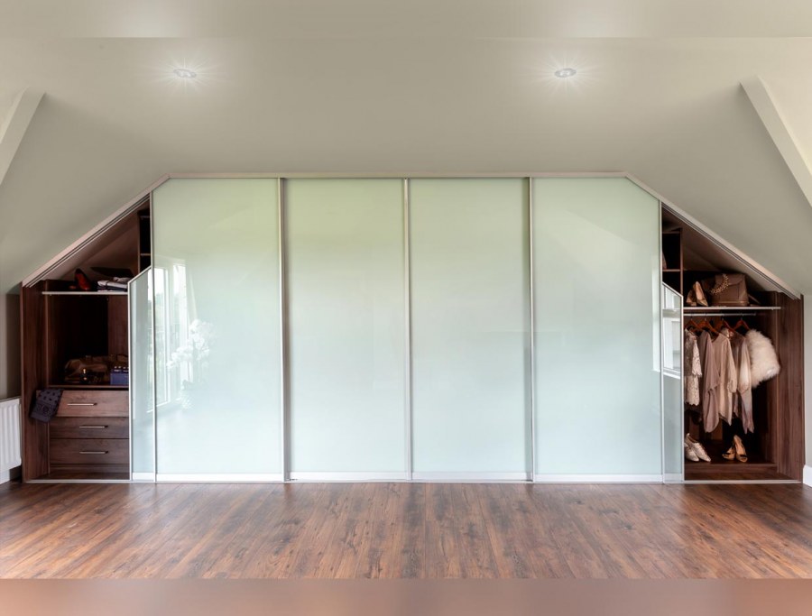 Шкаф в мансарде со скошенным потолком