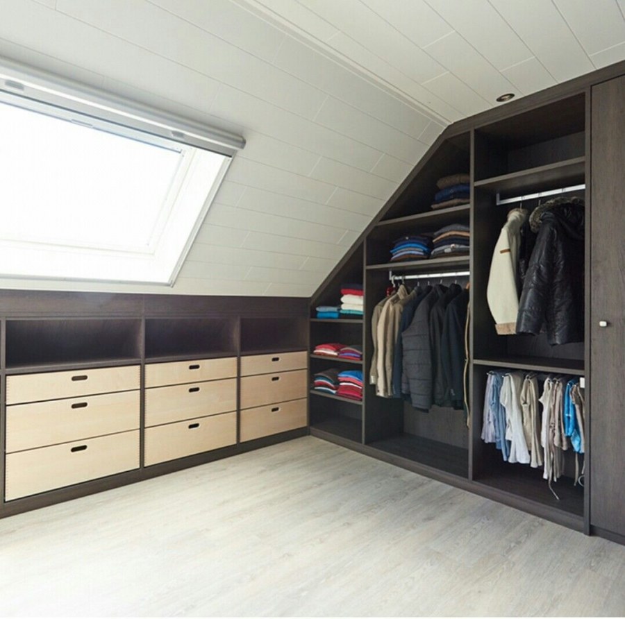 Гардеробная под мансардной крышей