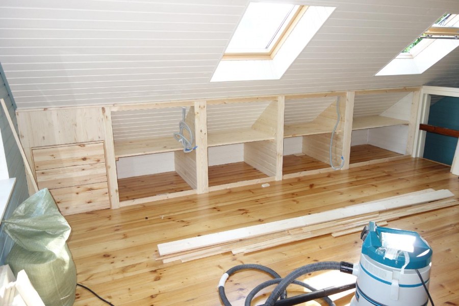 Стеллаж на мансарде