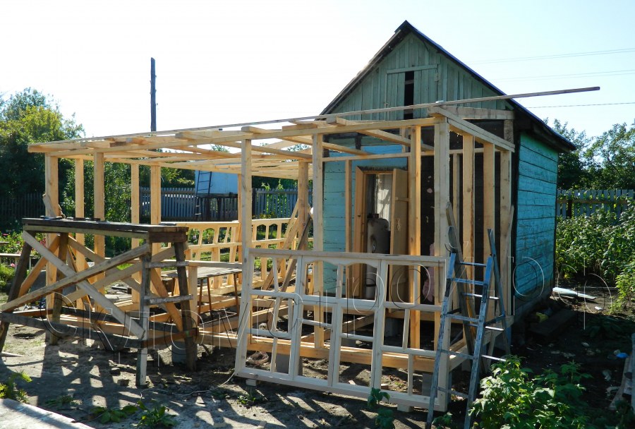 Пристройка к маленькому дачному домику