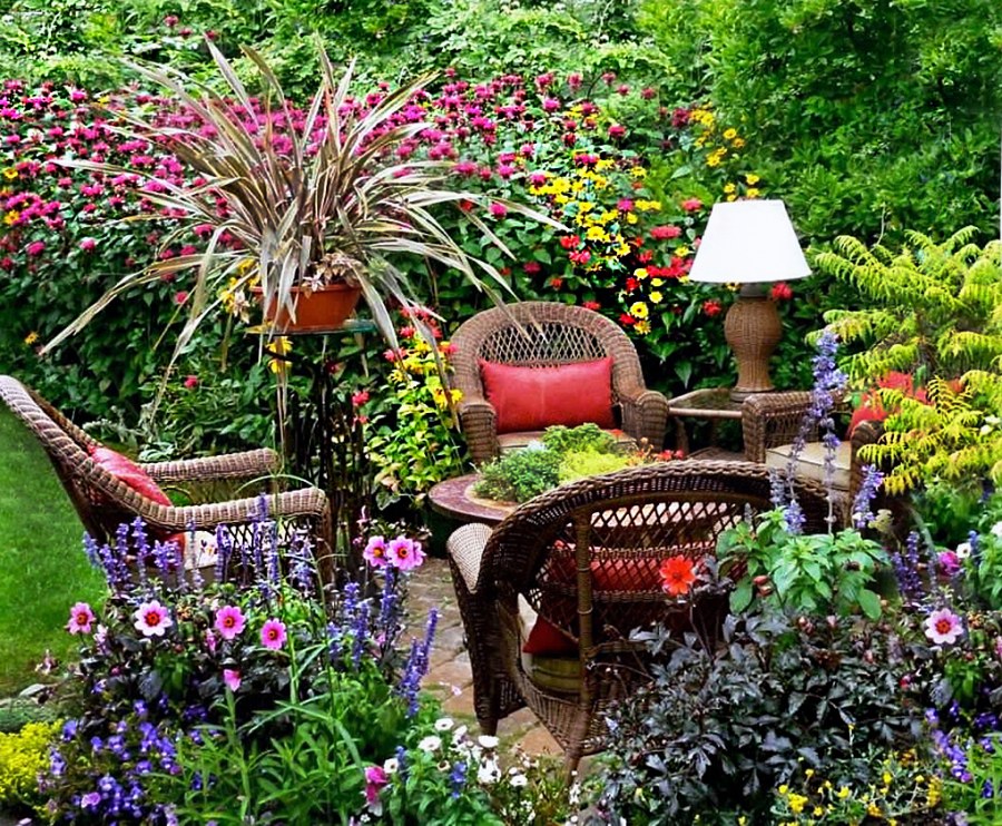Цветочный уголок на даче