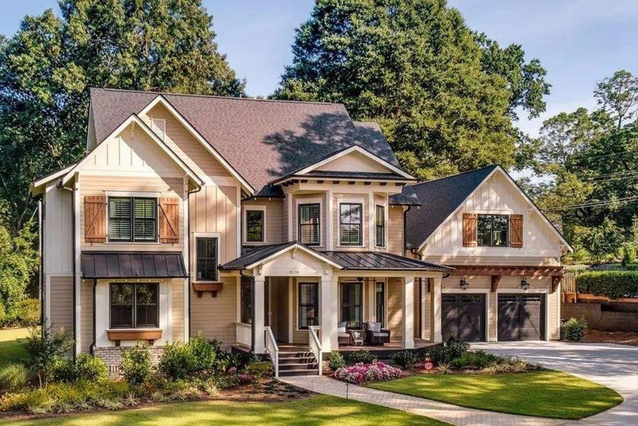 Красивый двухэтажный дом