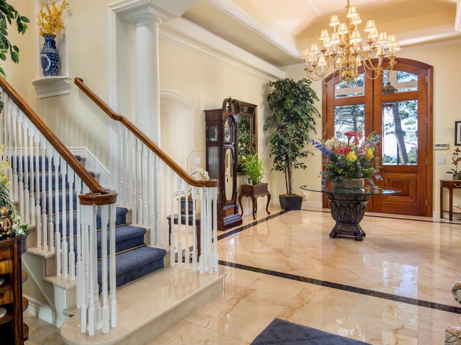 Пол в холле частного дома