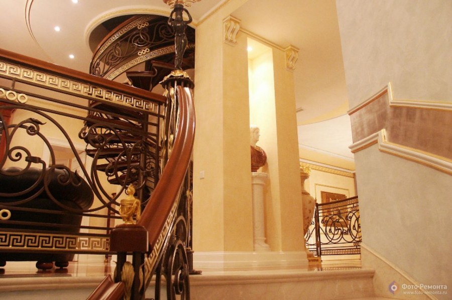 Обои в Холл с лестницей в классическом стиле