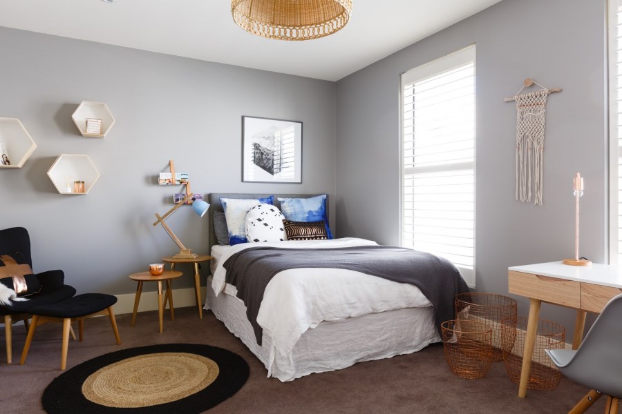 Серые стены в комнате подростка