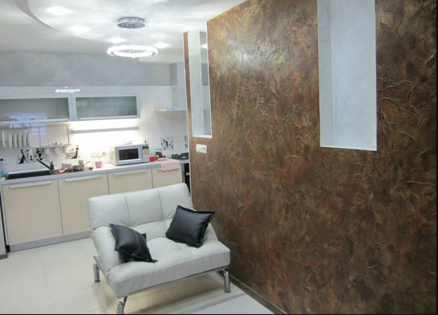 Венецианская штукатурка в кухне студии