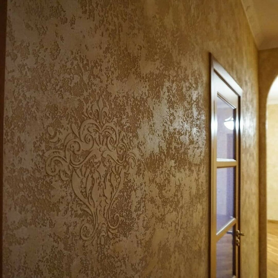 Декоративная штукатурка короед в коридоре