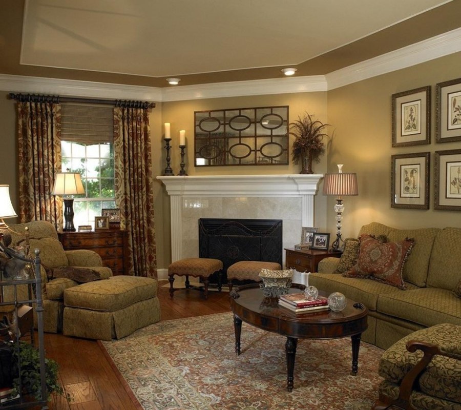 Уютный зал с камином