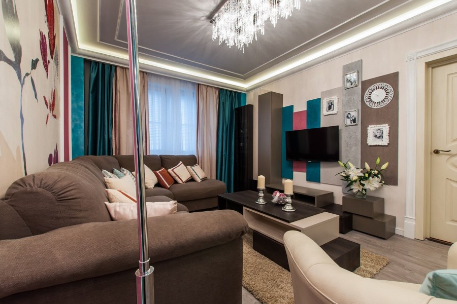 Яркий интерьер проходной комнаты