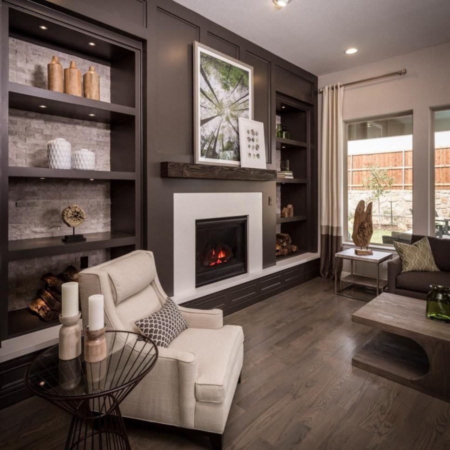 Прямоугольная гостиная с камином