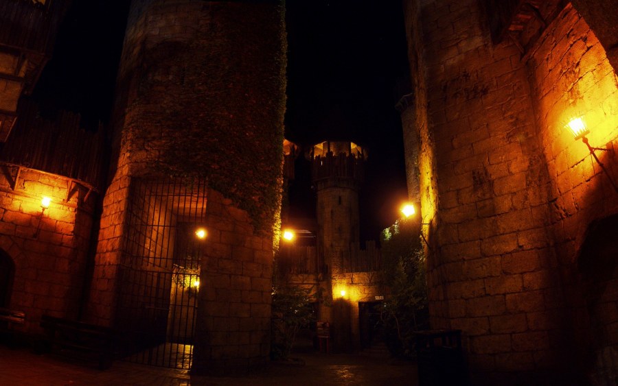 Факел на стене замка