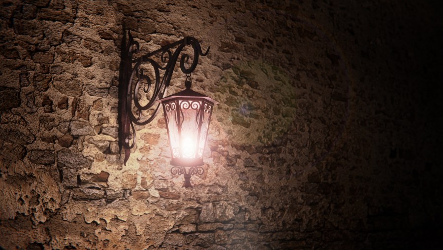 Кирпичная стена с фонарем