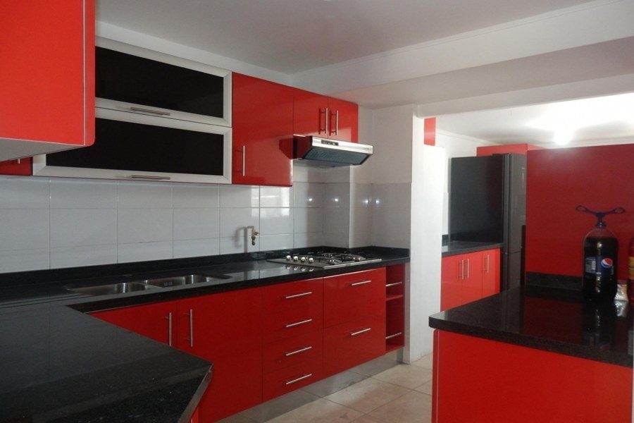 Красно белая кухня с черной столешницей
