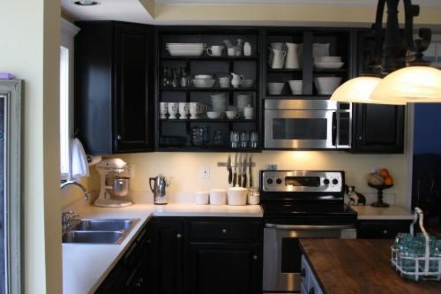 Черно белые кухни с полками