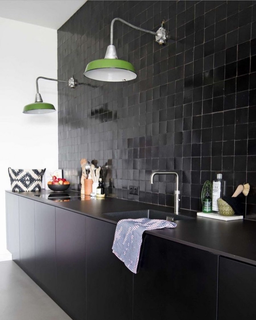 Черная плита в интерьере кухни