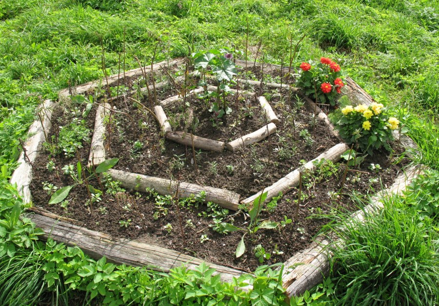 Садовая клумба шестигранная