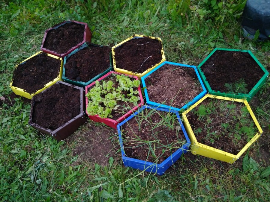 Грядка клумба шестигранник