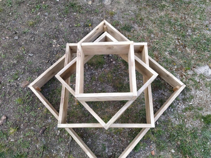 Цветник пирамида