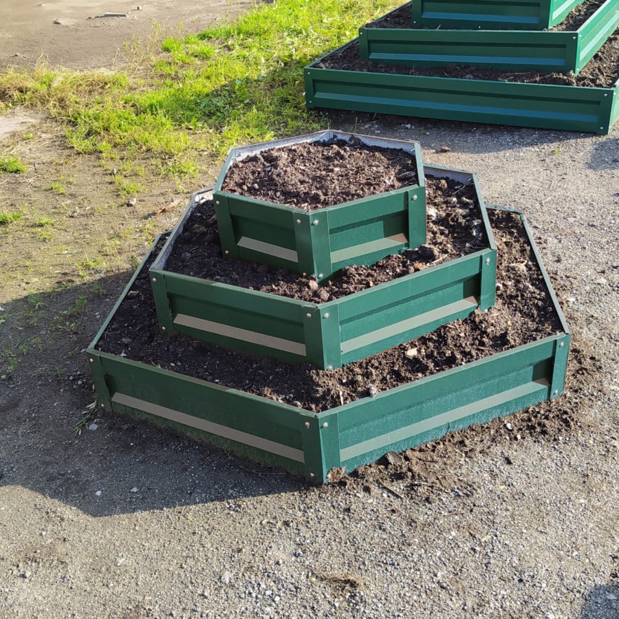 Клумба шестигранная трехъярусная