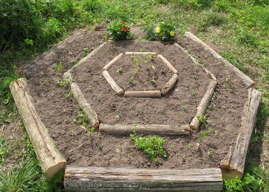 Грядка клумба шестигранник