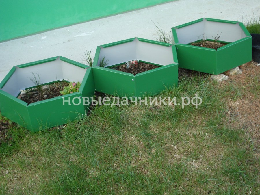 Металлические клумбы для цветов