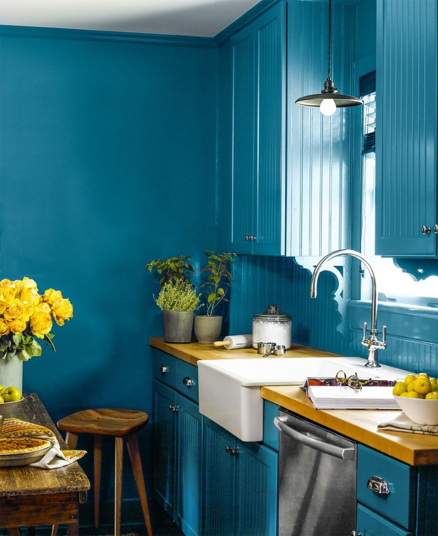Бело синяя кухня